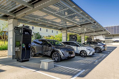 PV-Ladepark mit 22 Schnellladepunkten und Energiespeicher