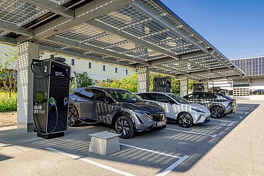 PV-Ladepark mit 22 Schnellladepunkten und Energiespeicher