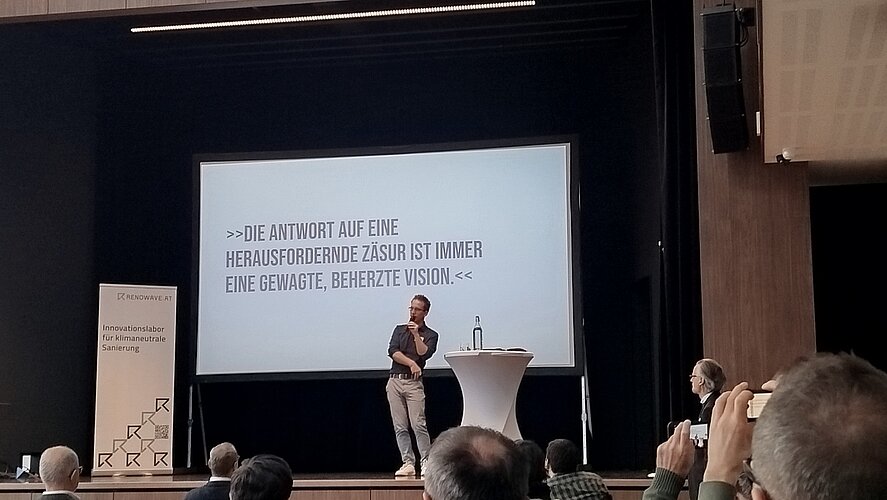 Presentation on serial renovation and the construction revolution at the RENOWAVE Impact Days in St. Pölten.