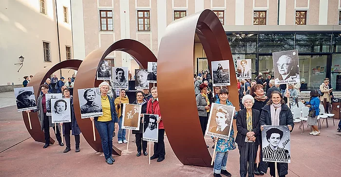Denkmal „5 vor 12. Frauen im Widerstand“ am OK Platz in Linz, gefertigt von INNOVAMETALL