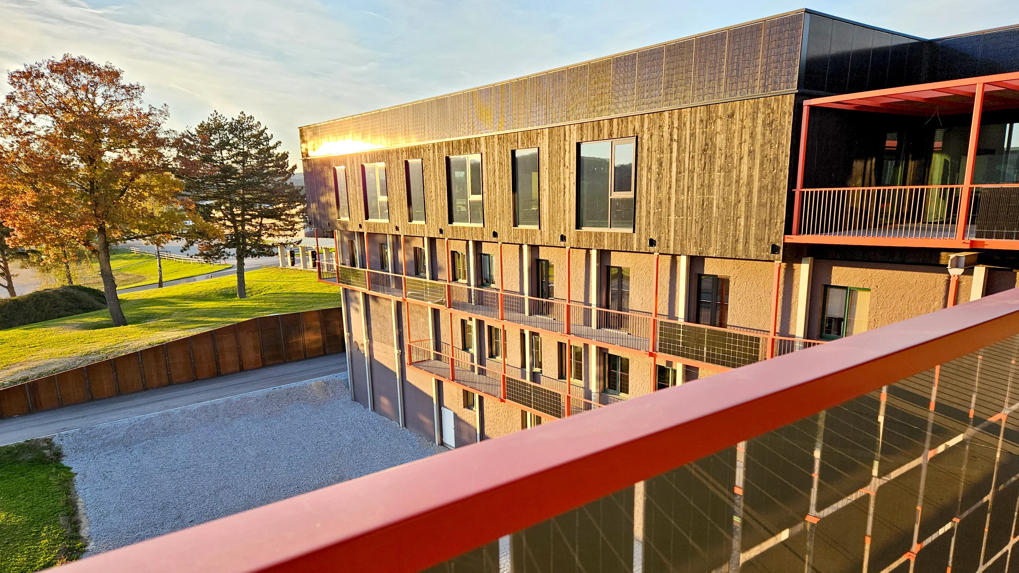 Neues GLUATNEST-Gebäude mit sybkon Laubengängen und PV-Geländern