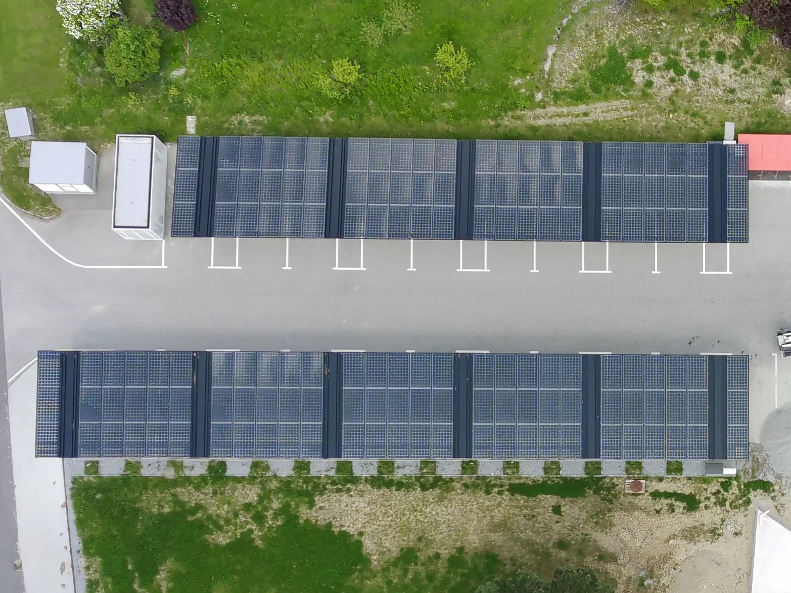 Luftaufnahme des Solar Sky Park von INNOVAMETALL in Freistadt Drohnenaufnahme des Solar Sky Park von INNOVAMETALL