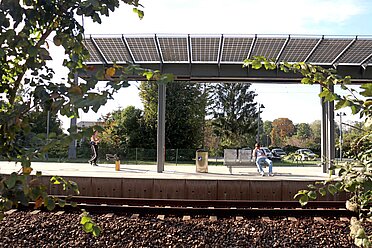Carport mit 120m² PV-Module für einen Bahnsteig