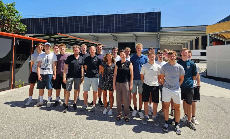 Schülerinnen und Schüler der Paul-Hahn-Schule Linz besuchen die Produktionshalle von INNOVAMETALL.