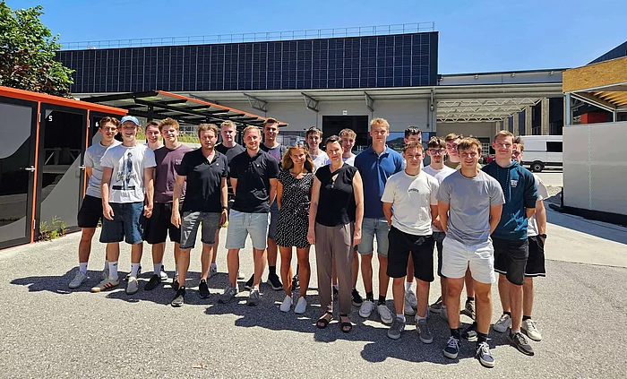 Schülerinnen und Schüler der Paul-Hahn-Schule Linz besuchen die Produktionshalle von INNOVAMETALL.