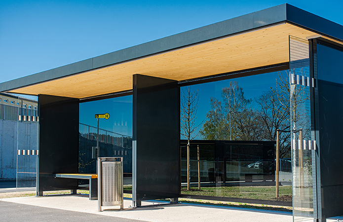Moderne Überdachung aus Stahl und Holz an Haltestelle – Architektur- und Systemlösung von INNOVAMETALL