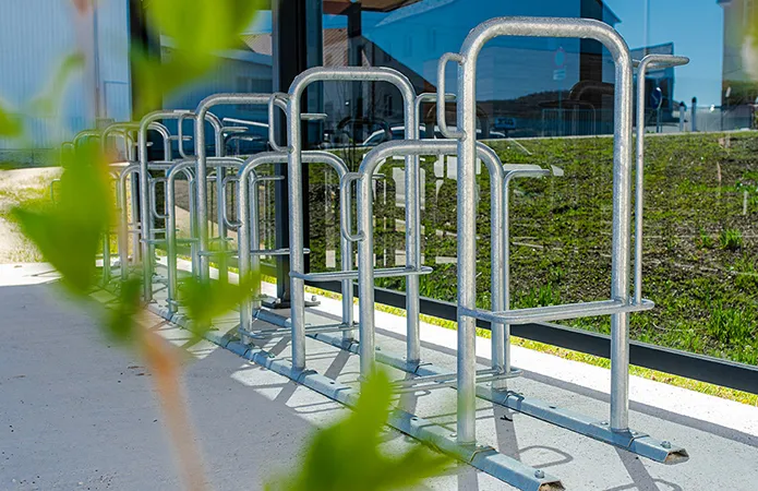 Fahrradparksystem von INNOVAMETALL vor einem Gebäude – stabile und sichere Abstelllösung für Fahrräder