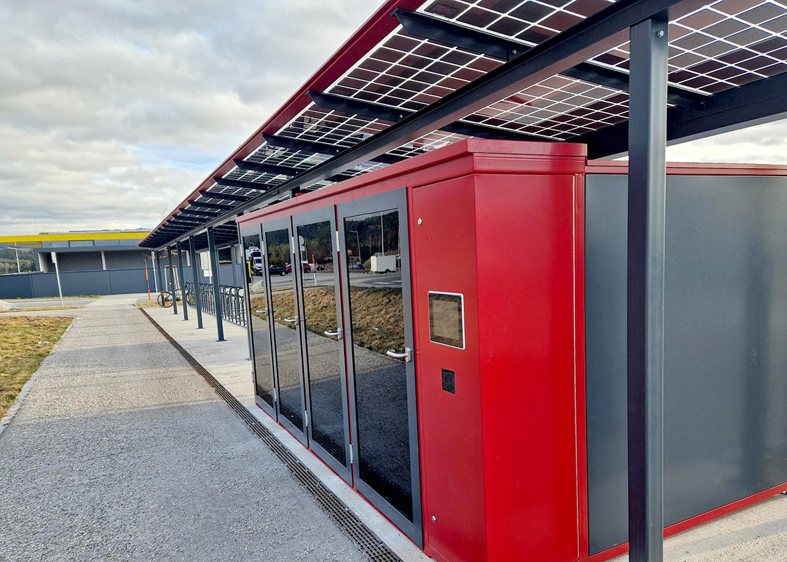 Pendler:innen tanken günstigen Strom.