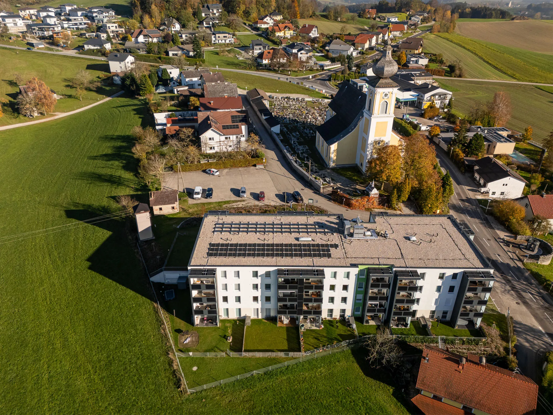 Wohnanlage mit zahlreichen sybkon Energie-Balkonen von INNOVAMETALL