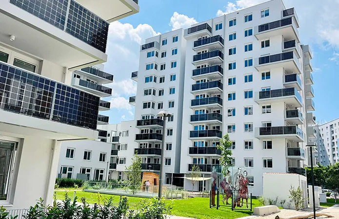 Wohnanlage mit sybkon Energie-Balkonen von INNOVAMETALL in der Berresgasse Wien – Photovoltaik im urbanen Raum