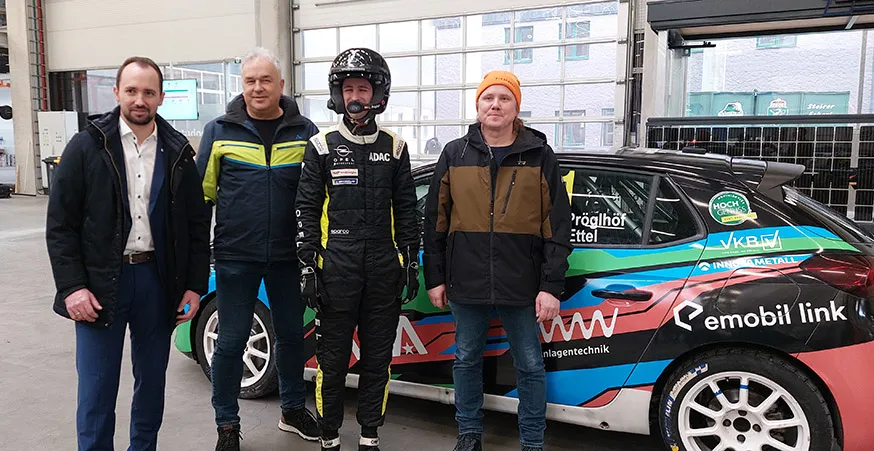jaennerrallye-2025-e-rallyeauto-innovametall-vkb-eww.webp Geschäftsführer von INNOVAMETALL, VKB und eww Anlagentechnik mit Fahrer Pröglhöf beim ersten elektrischen Rallyeauto