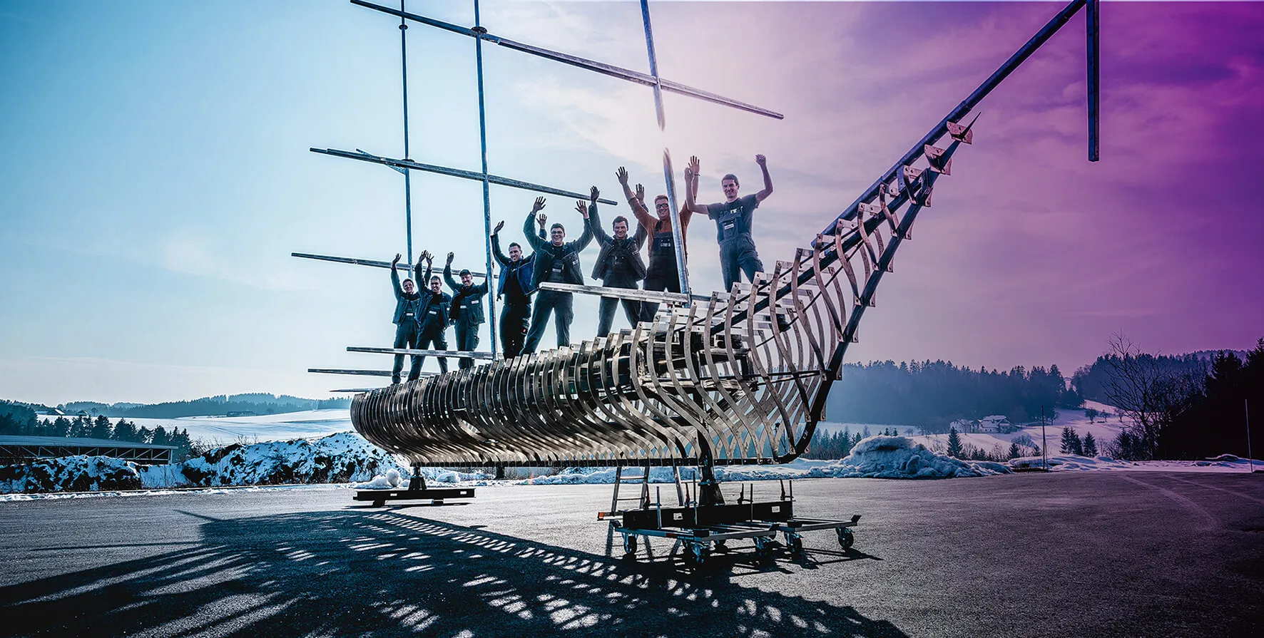 Fliegendes Schiff beim Höhenrausch in Linz – Kunstinstallation gefertigt von INNOVAMETALL