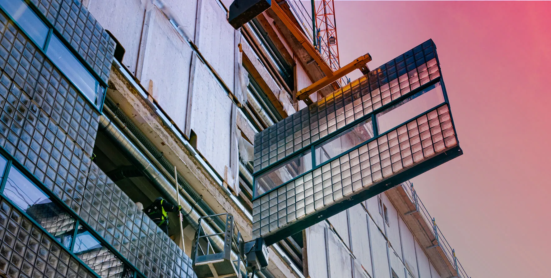 Montage einer Glasfassade an der Tabakfabrik Linz durch INNOVAMETALL
