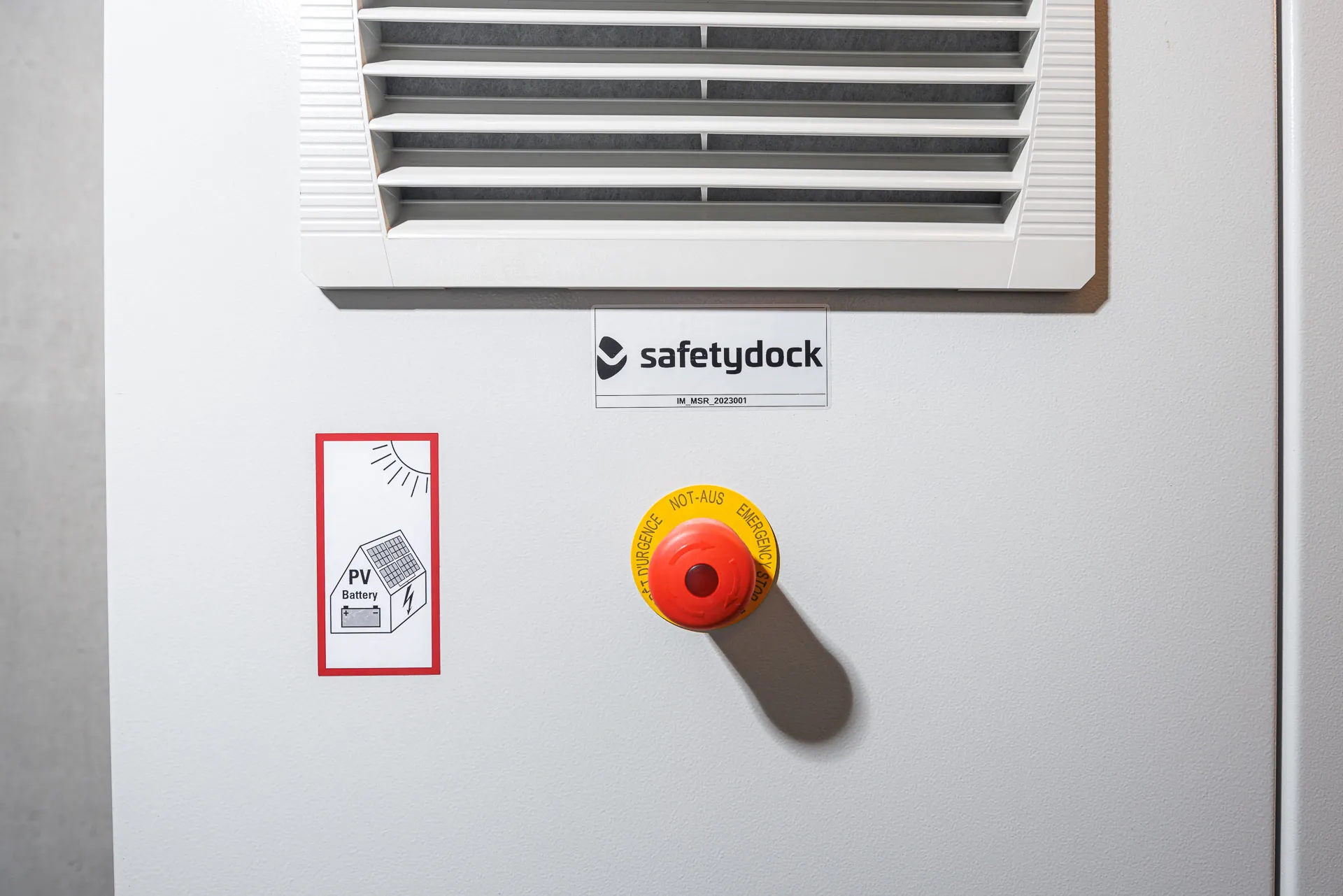 safetydock Schaltkasten mit Not-Aus-Schalter und PV-Kennzeichnung