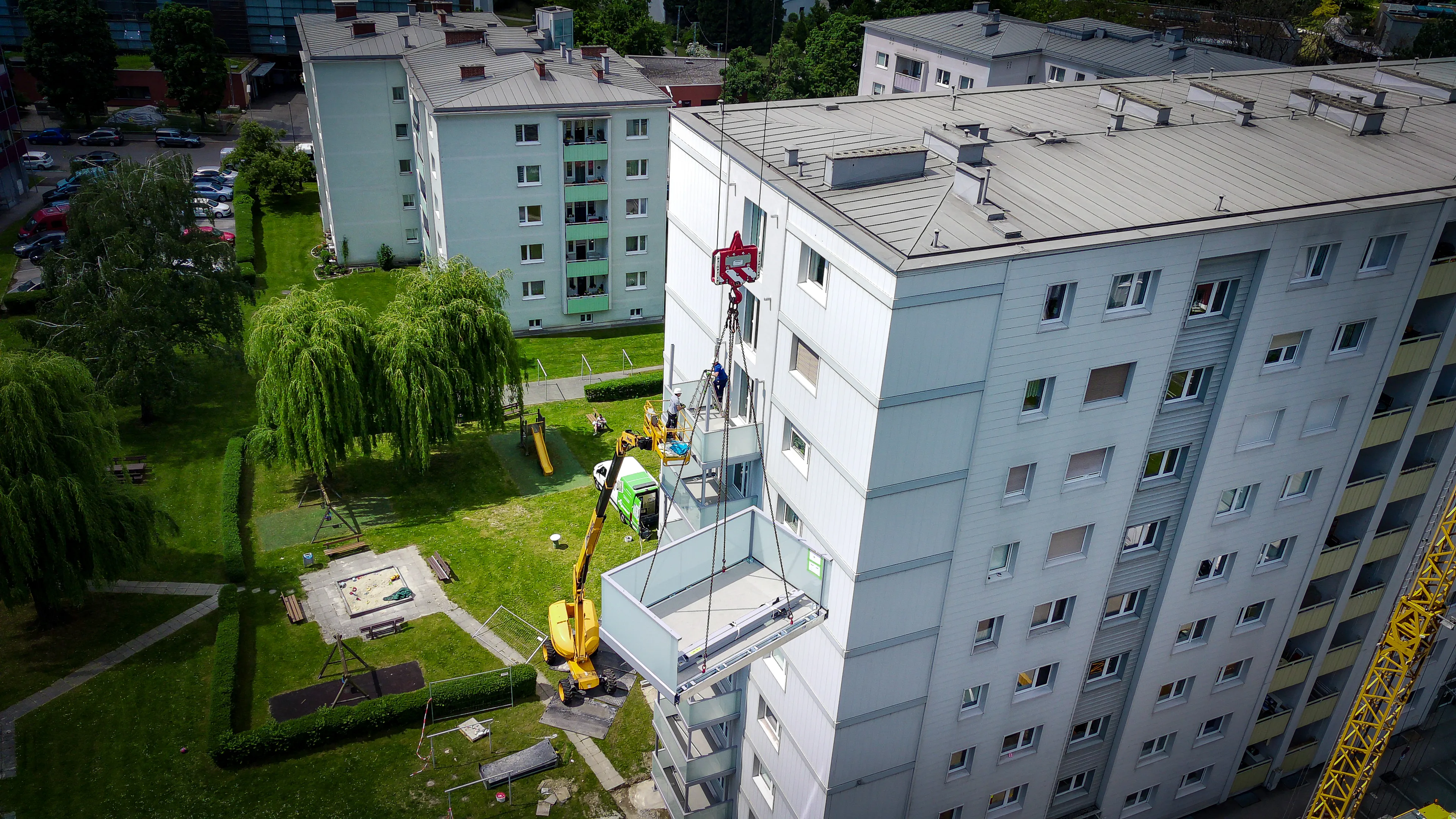 Montage von vorgefertigten sybkon Balkonen bei der Sanierung eines Wohnhauses durch INNOVAMETALL