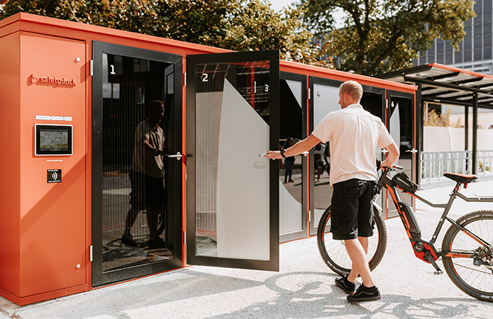 safetydock Mobilitätsstation mit E-Bike – Ladeinfrastruktur und smarte Services von INNOVAMETALL